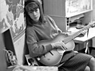 November 25, 1962, Paris, France: FRANCOISE HARDY playing the guitar and posing...