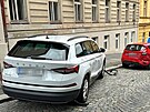 Opil idika v BMW nabourala auta zaparkovan v ulici Lumrova v Praze 4. (26....