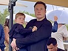 Elon Musk se synem na zahájení olympiády v Paíi (26. ervence 2024)