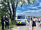 Dn u festivalovho Parku 360 hldaj i policist s dlouhmi zbranmi.