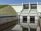 Vzdu�n� l�c vodn�ho d�la Lipno I se dv�ma hrad�c�mi klapkami korunov�ch p�eliv�...