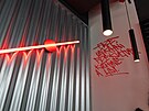 Ve pak architekti zútulnili sofistikovanými prvky s propracovanými detaily.