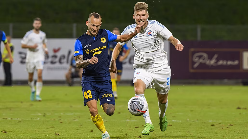 Alja� Krefl (vlevo) z Celje v souboji s Alenem Mustafi�em ze Slovanu Bratislava.