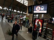 Na snímku jsou cestující na nádraí Gare du Nord po výhrkách proti...