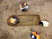 Archeologové v Holeov odkryli pohebit z doby sthování národ. Na snímku...