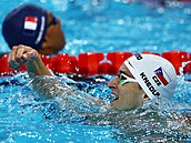 eský plavec Miroslav Knedla slaví postup z rozplavby na 100 metr znak.