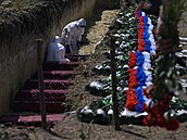 Poh�eb ruských voják� v Luhanské oblasti na Ukrajin� (6. �ervence 2024)