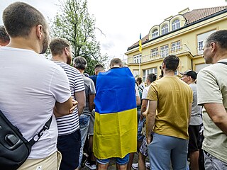 Ped ukrajinskou ambasádou v Praze se selo nkolik desítek Ukrajinc, aby...