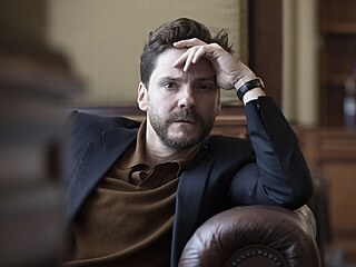 Herec Daniel Brühl bhem rozhovor v hotelu Pupp (4. ervence 2024)