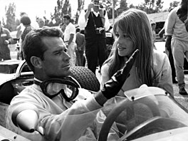 Sur Le Tournage Du Film 'Grand Prix' L'acteur James Garner et Françoise Hardy...