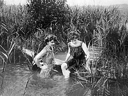 Dámské koupací kostýmy. Vyfoceno okolo roku 1900.
