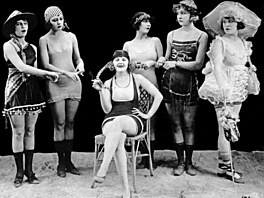 Dámské koupací kostýmy. Vyfoceno okolo roku 1920.