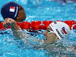 �eský plavec Miroslav Knedla slaví postup z rozplavby na 100 metr� znak.