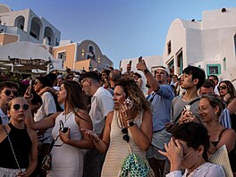 Ostrov Santorini trpí masivním p�ívalem turist� (29. �ervence 2024)