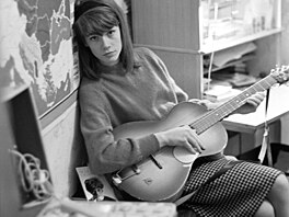 November 25, 1962, Paris, France: FRANCOISE HARDY playing the guitar and posing...
