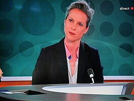 Kandidátka na francouzskou premiérku Lucie Castetsová pi rozhovoru. (23....