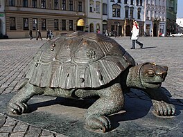 Bronzová želva, která je součástí olomoucké Arionovy kašny.