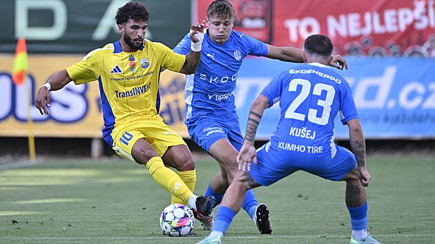 Henrique Devens z Transinvestu (vlevo) a Tom Krl a Vasilem Kuejem z...