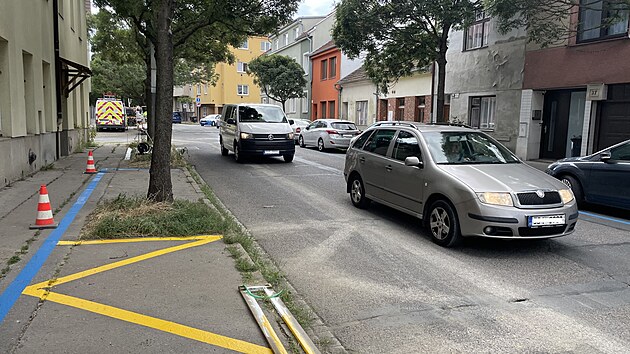 Po nakreslen modrch zn v malov ulici v brnnskch idenicch zstal pro auta zk prjezd, kde se protijedouc vozy nevely. Nov stav vydrel pouze nkolik destek hodin.