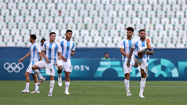 Argentint fotbalist se rozcviuj ped optovnm zahjenm zpasu.
