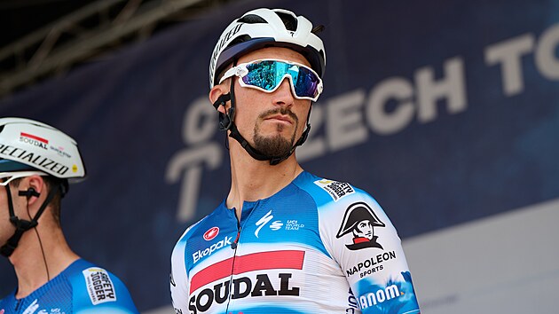 Cyklista Julian Alaphilippe z tmu SoudalQuick-Step ped startem druh etapy...