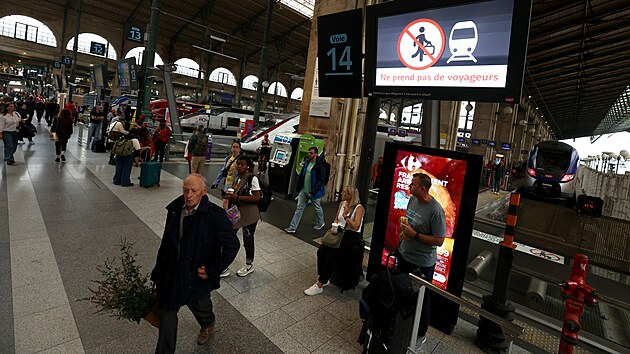 Na snmku jsou cestujc na ndra Gare du Nord po vhrkch proti francouzsk sti vysokorychlostnch vlak TGV ped slavnostnm zahjenm olympijskch her. (26. ervence 2024)
