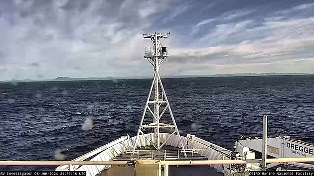 Pohled z kamery v�zkumn� lodi Investigator na pob�e�� z m�sta vraku. (8. �ervna 2024)