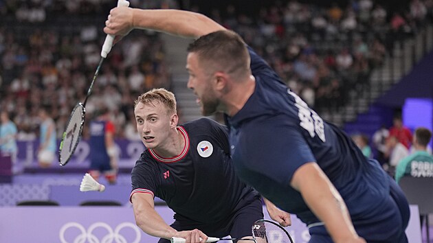 �e�tí badmintonisté Ond�ej Král a Adam Mendrek v utkání s Jihokorejci.