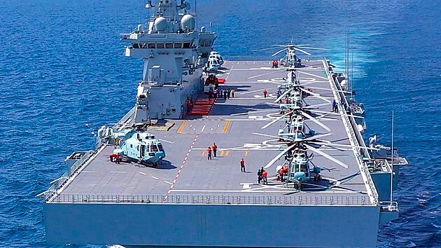 LHD Hainan (31) s vrtulnky Changhe Z-8/18 na palub