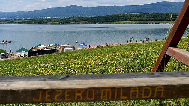 Jezero Milada. Vzniklo zatopenm uhelnho lomu Chabaovice nedaleko st nad Labem. (ervenec 2024)