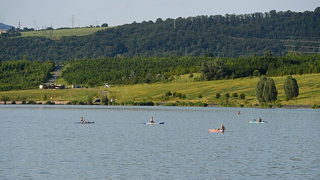 Jezero Milada. Vodn� plocha, kter� vznikla zatopen�m b�val�ho hn�douheln�ho lomu Chaba�ovice a kter� je vyhled�vanou turistickou destinac�, le�� v katastru �ty� obc� � �st� nad Labem, Trmic, Chaba�ovic a �ehlovic. (�ervenec 2024)