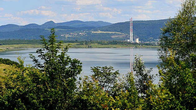 Jezero Milada. Vodn plocha, kter vznikla zatopenm bvalho hndouhelnho lomu Chabaovice a kter je vyhledvanou turistickou destinac, le v katastru ty obc  st nad Labem, Trmic, Chabaovic a ehlovic.  (ervenec 2024)