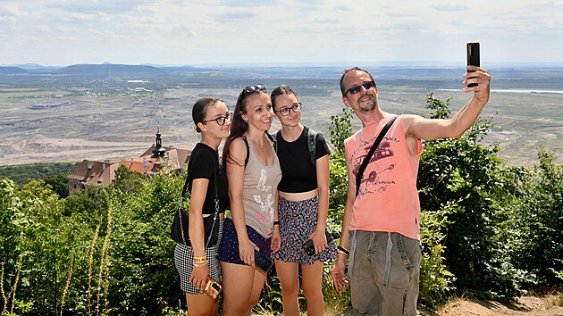 Tady si udlme selfie! Parta z Orlickch hor si na pamtku odveze snmek s jedinenou scnou - zmkem Jeze, pod nm se rozkld ob hndouheln lom SA.