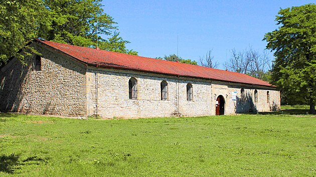 Archeologick muzeum slapidriem antickch artefakt nalo dstojn prostory pod stechou bvalho pevnostnho skladu.