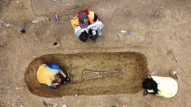 Archeologové v Holeov odkryli pohebit z doby sthování národ. Na snímku...