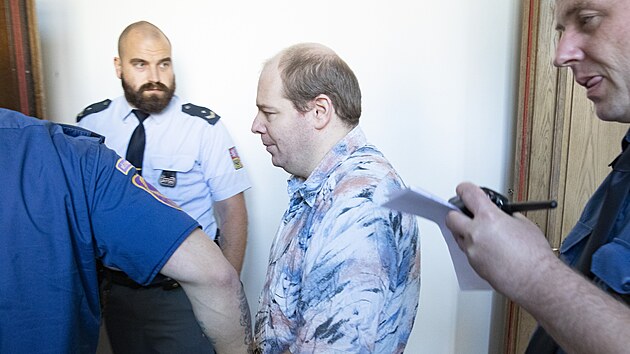 Soud zaal projednvat ppad mue, kter podle obaloby loni ve vile v Jevanech u Prahy zavradil enu, se kterou v dom il. (29. ervence 2024)