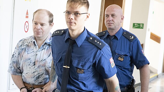 Soud zaal projednvat ppad mue, kter podle obaloby loni ve vile v Jevanech u Prahy zavradil enu, se kterou v dom il. (29. ervence 2024)