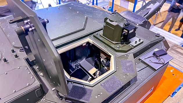 Prvn� prototyp v�e p�sov�ho obrn�nce CV90 pro �eskou arm�du v d�ln�ch ve...