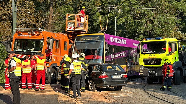 Srka tramvaje s osobnm vozem v Chotkov ulici.