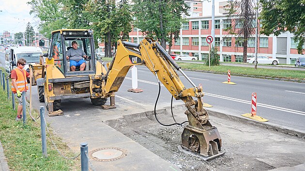 Silnii musej mimodn eit propadlou vozovku na td Tome Bati ve Zln. Dopravu tak na hlavnm tahu pes msto na pr dn omez. (ervenec 2024)