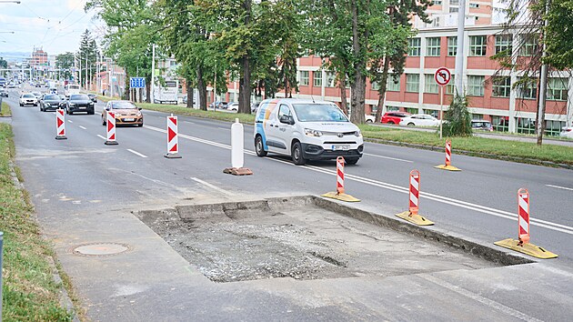 Silnii musej mimodn eit propadlou vozovku na td Tome Bati ve Zln. Dopravu tak na hlavnm tahu pes msto na pr dn omez. (ervenec 2024)