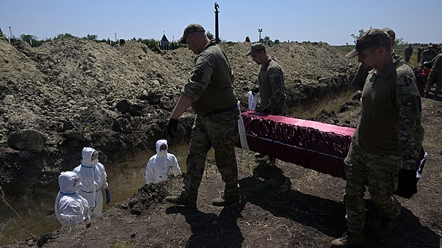 Poh�eb rusk�ch voj�k� v Luhansk� oblasti na Ukrajin� (6. �ervence 2024)