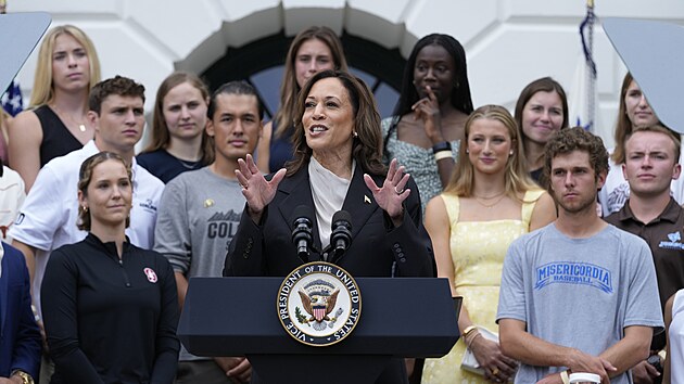 Viceprezidentka Kamala Harrisová vystupuje před Bílým domem. (22. července 2024)