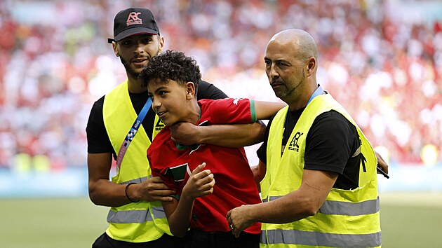 Poadatel pacifikuj jednoho z marockch fanouk, kter bhem utkn...