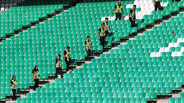 Poadatel prohledvaj stadion v Saint-tienne, aby se ujistili, e je przdn.