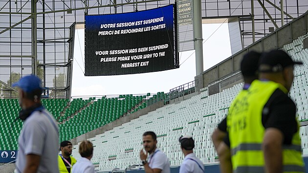 Poadatel pros fanouky, aby opustili stadion, na kterm sledovali fotbalov...