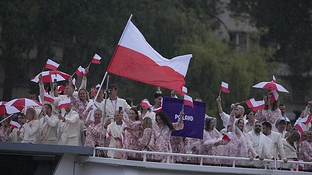 O netradin pojet polskch barev, bl a erven se postaral nn kvtinov vzor v erven barv na blm podkladu. Vsledek je originln a pitom nevtrav.