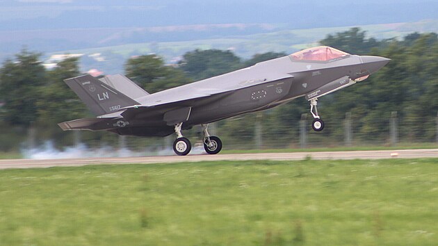 Letouny F-35 Lightning II ve �tvrtek po poledni p�ist�ly na mo�novsk�m leti�ti, kde se stanou jedn�m z tah�k� v�kendov� p�ehl�dky Dny NATO. (14. z��� 2023)