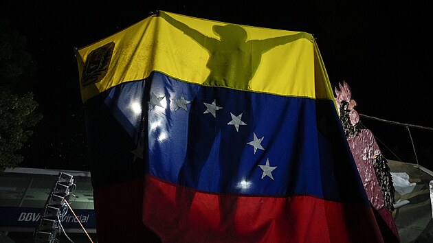 Ve Venezuele se budou 28. ervence konat prezidentsk volby. Znovu kandiduje i stvajc vldce Nicols Maduro. Na snmku je jedna z jeho fanynek na mtinku ve mst La Guaira. (22. ervence 2024)