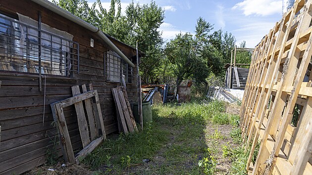 U pjezdu k novomlnsk ndri stoj na pozemku v Ptlukch karavany, bungalovy a rzn devn chatky, kter byly podle veden obce postaveny naerno. Zdej chatai a rekreanti ovem odmtaj, e by objekty vznikly nelegln.